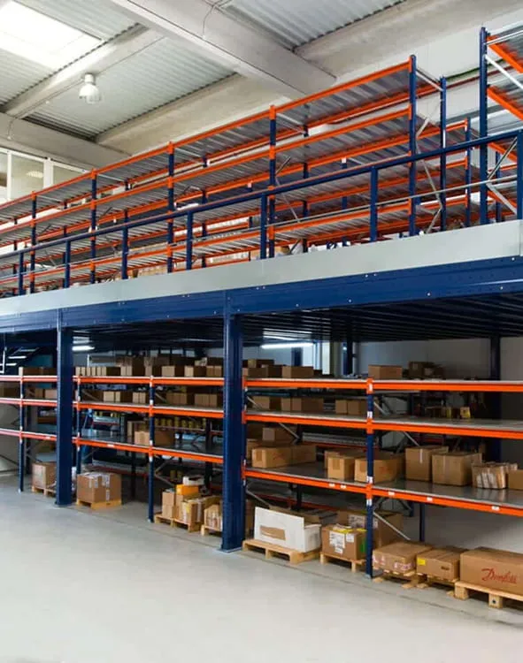 Mezzanine con entreplanta LOGICORP, plataforma elevada con nivel de almacenamiento
