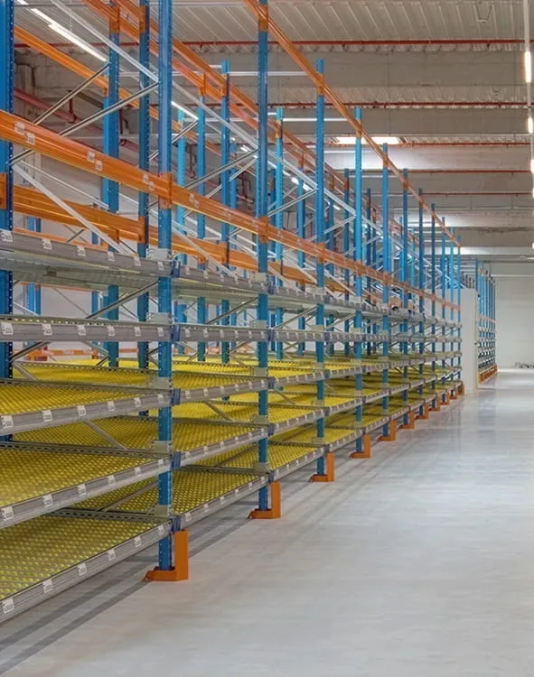 Sistema de racks dinámicos por gravedad para rotación FIFO de pallets
