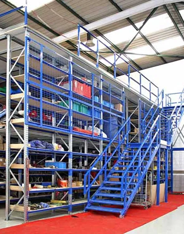 Entreplanta industrial LOGICORP: plataforma elevada con escalera de acceso y estanterías en almacén