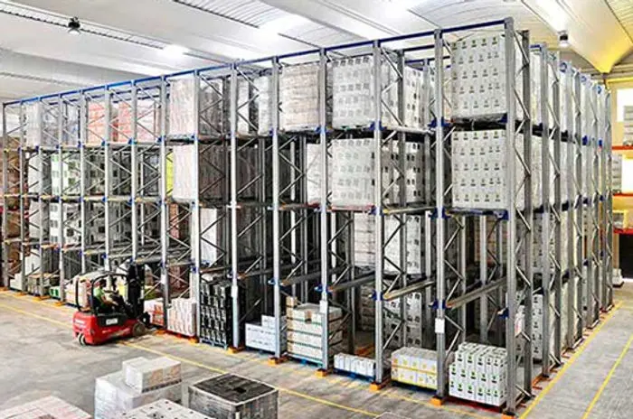 Sistema de racks Drive-In con pallets almacenados en profundidad