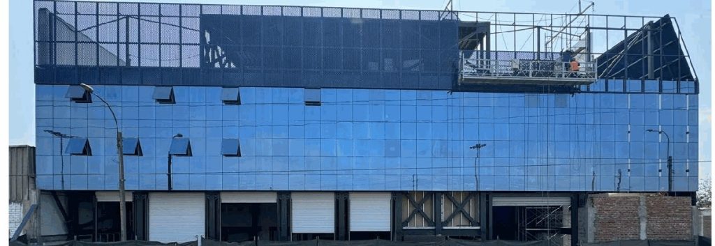 Instalación de paneles perforados metálicos en estructura LOGICORP
