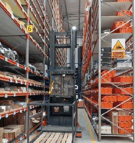 Montacarga order picker en operación de picking en altura, servicio de tercerización logística LOGICORP