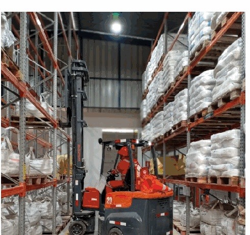 Operador de montacarga articulado en operación de picking, servicio de tercerización logística LOGICORP