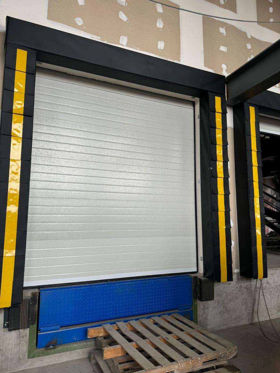 boticas-autoportante-puerta_seccional_nivelador