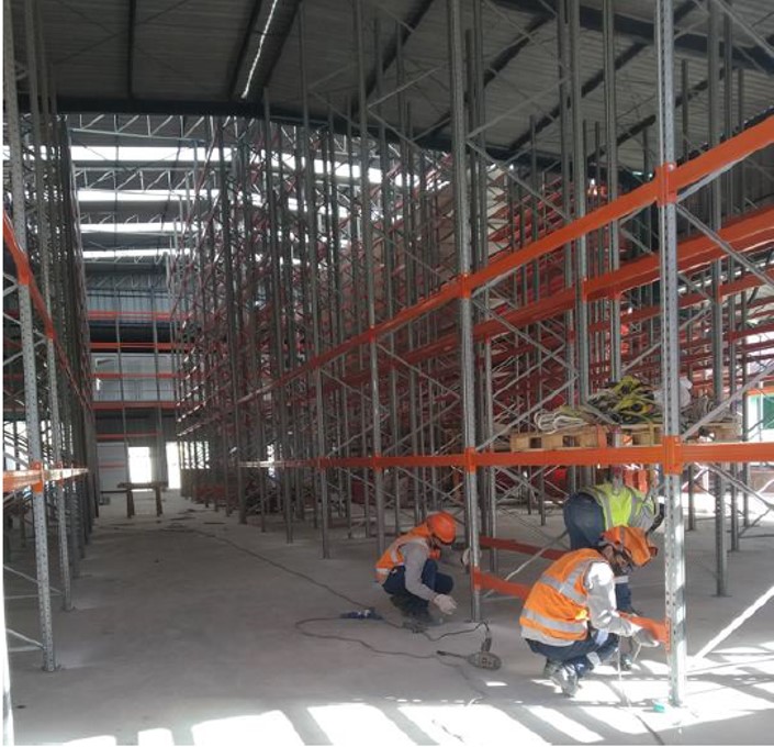 poderosa-nave_patio_con_racks